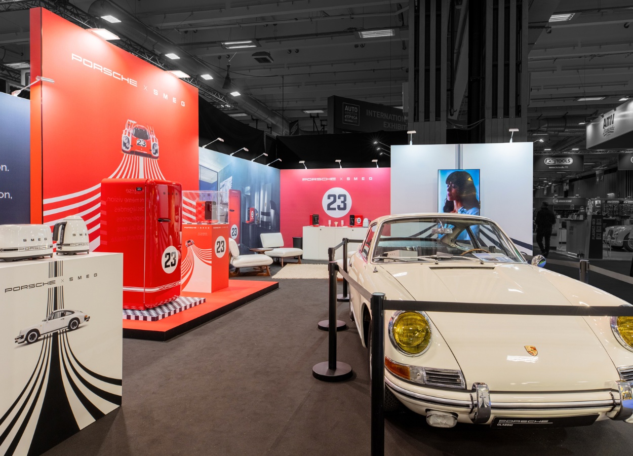 Vue de côté du stand sur-mesure Smeg x Porsche au salon Retromobile 2026.