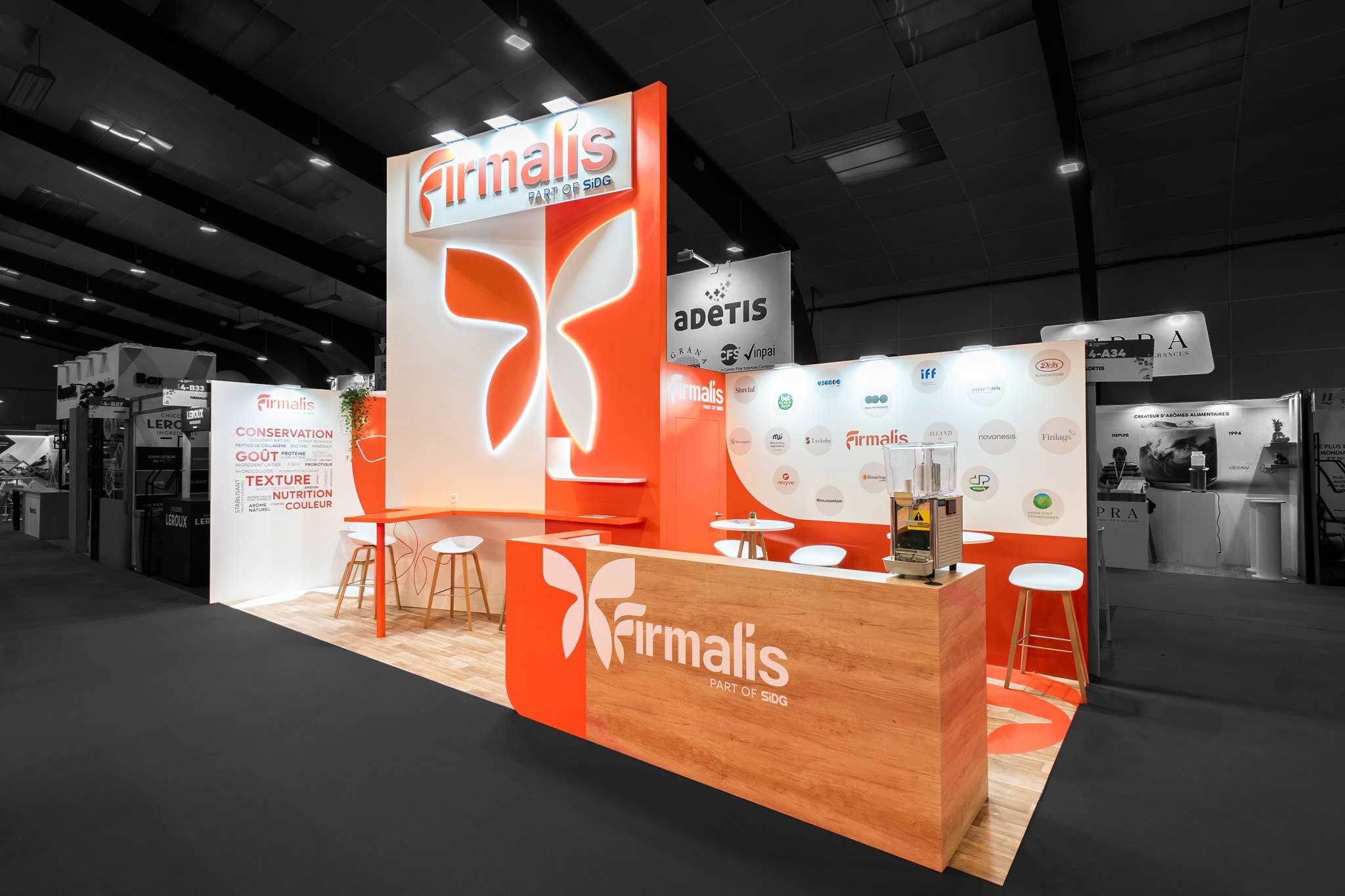 Vue de coté du stand sur-mesure Firmalis au salon CFIA 2026.