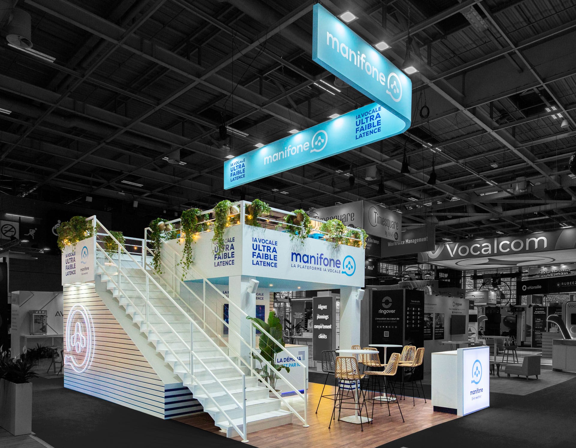 Vue de côté du stand sur-mesure Manifone au salon All 4 Customer 2026.