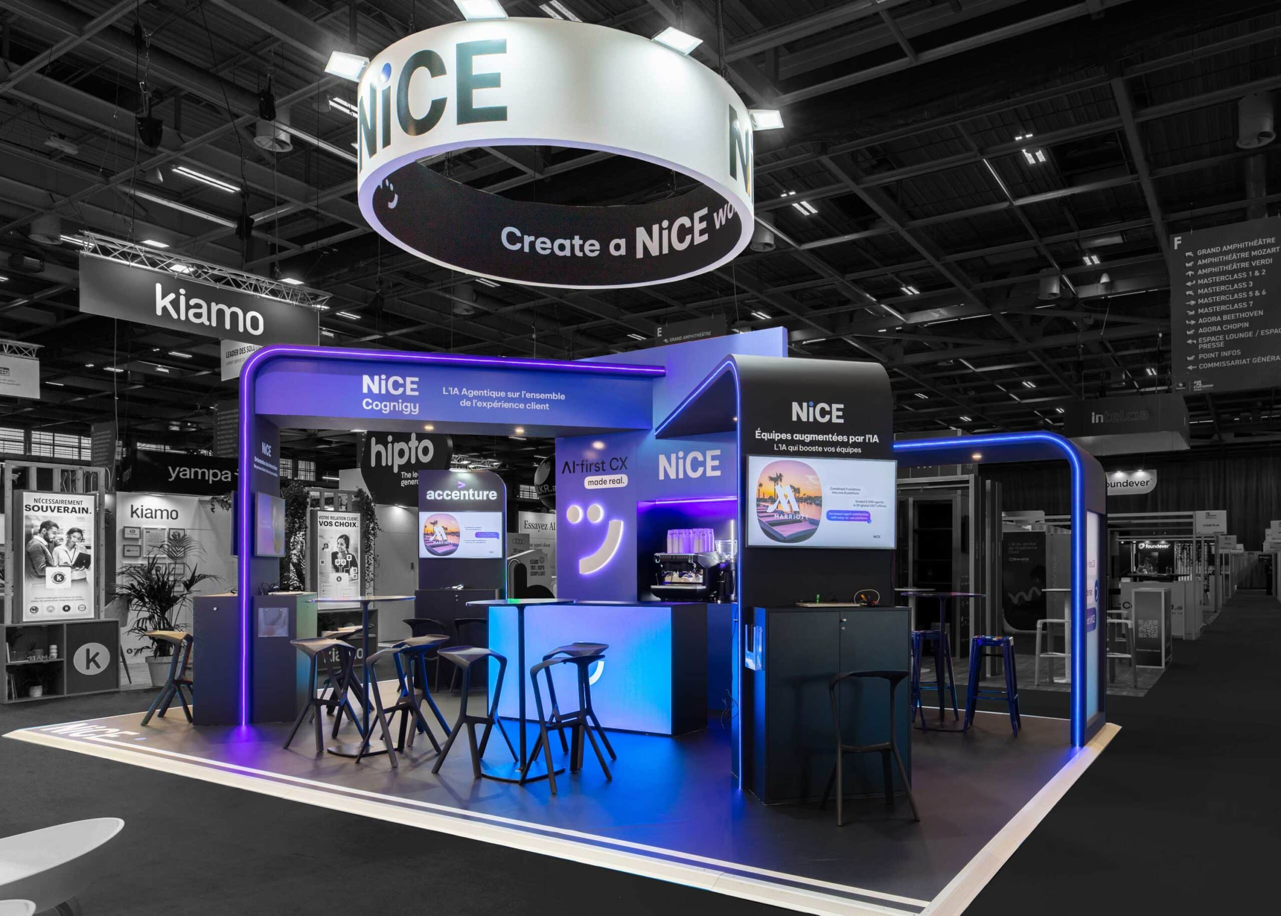 Vue de côté du stand sur-mesure Nice au salon All 4 Customer 2026.