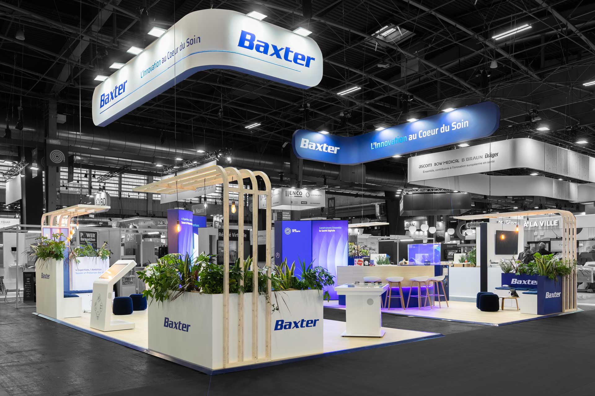 Vue de côté du stand sur-mesure Baxter au salon Santexpo 2026.