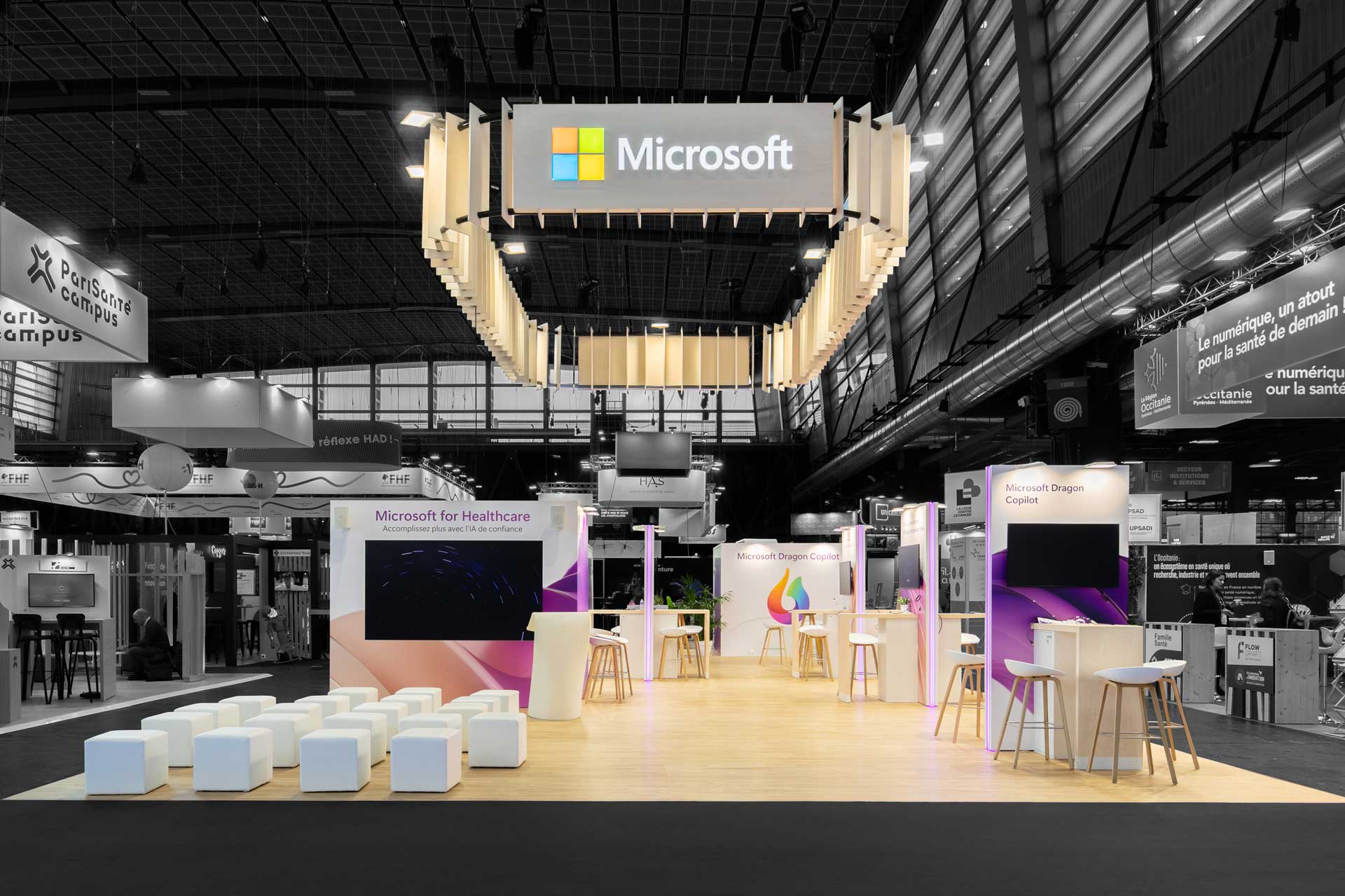 Vue de face du stand sur-mesure Microsoft au salon Santexpo 2026.