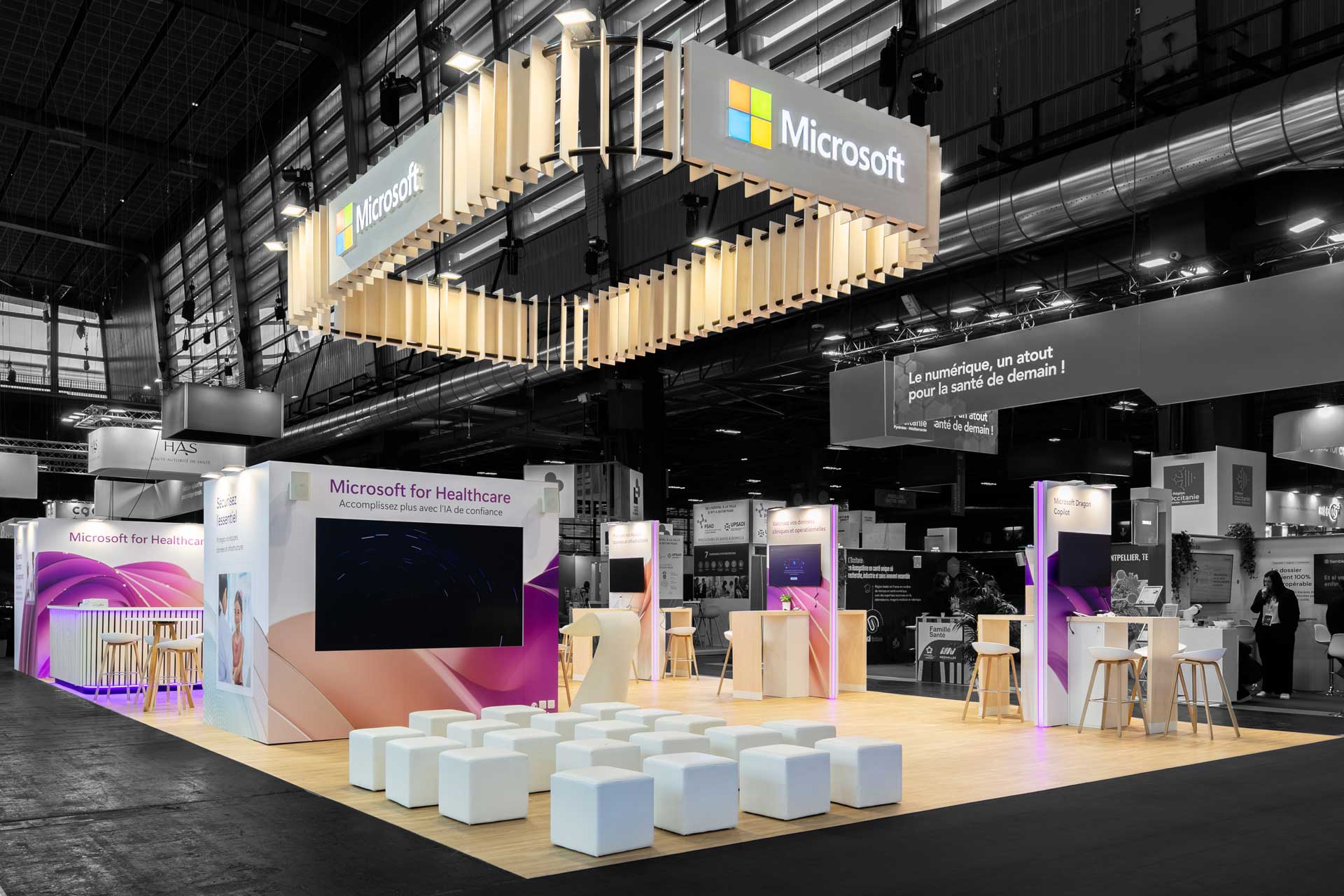 Vue de coté du stand sur-mesure Microsoft au salon Santexpo 2026.