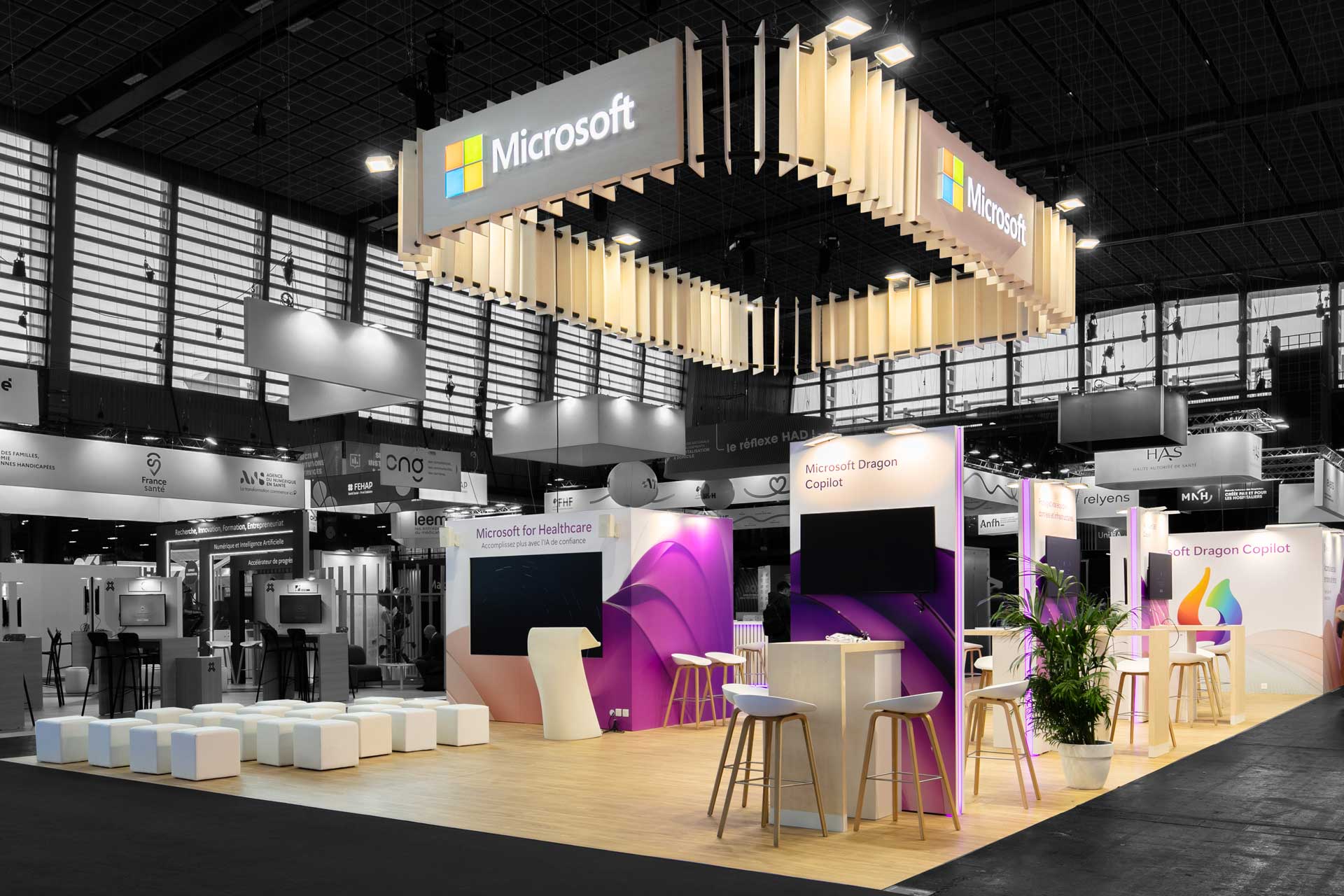 Vue de coté du stand sur-mesure Microsoft au salon Santexpo 2026.