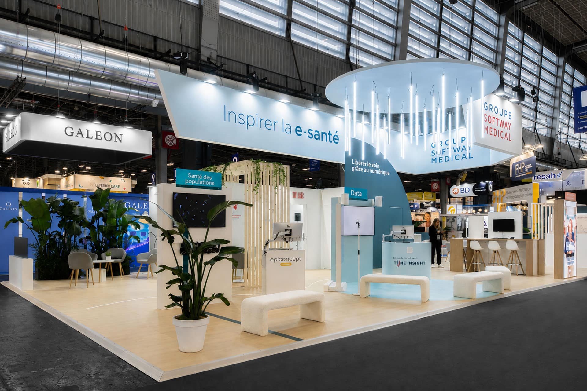Vue de coté du stand sur-mesure Softway Medical au salon Santexpo 2026.