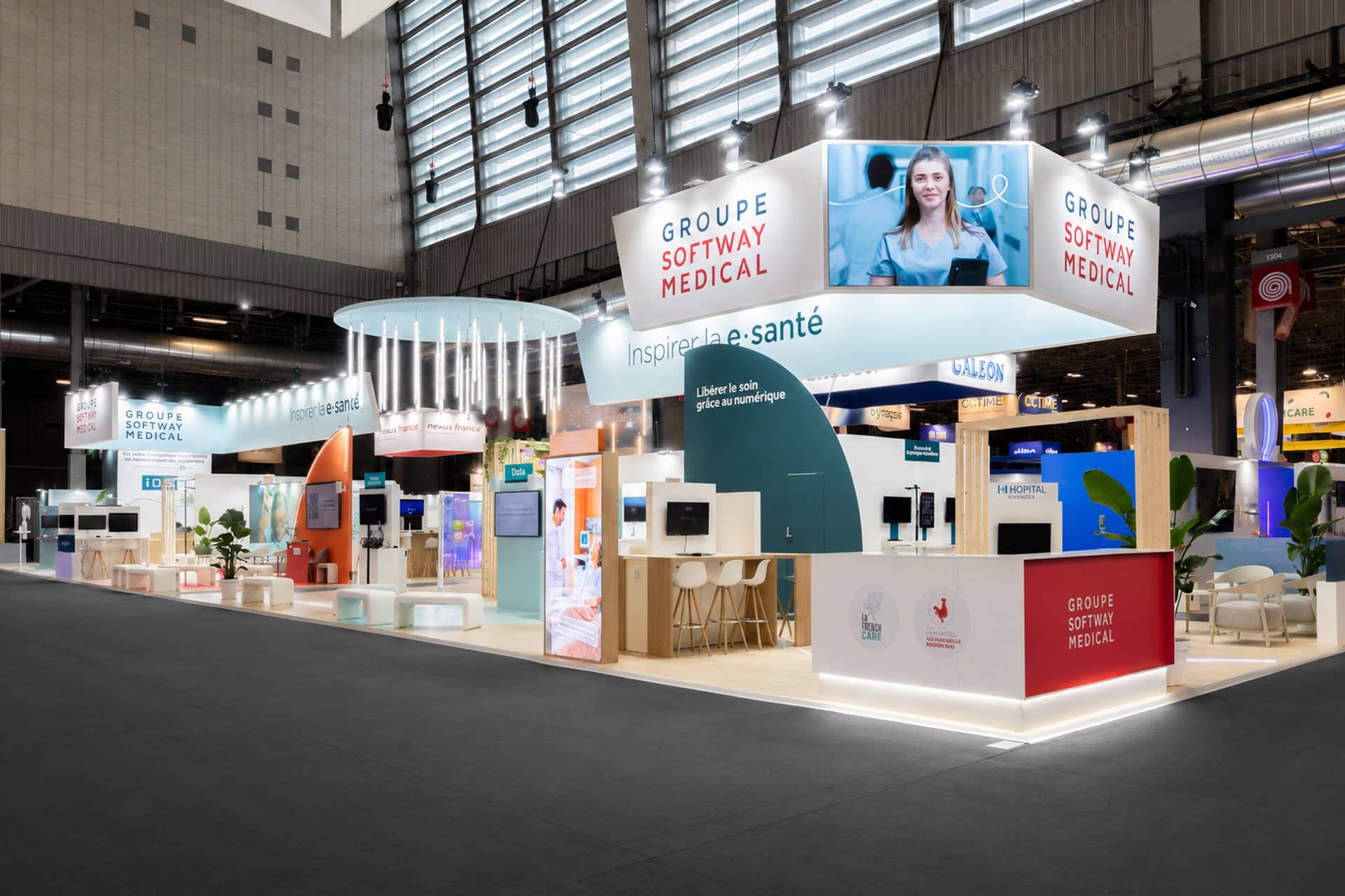 Vue de face du stand sur-mesure Softway Medical au salon Santexpo 2026.