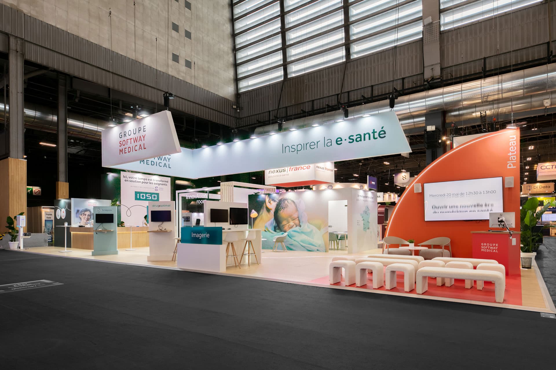 Vue de coté du stand sur-mesure Softway Medical au salon Santexpo 2026.