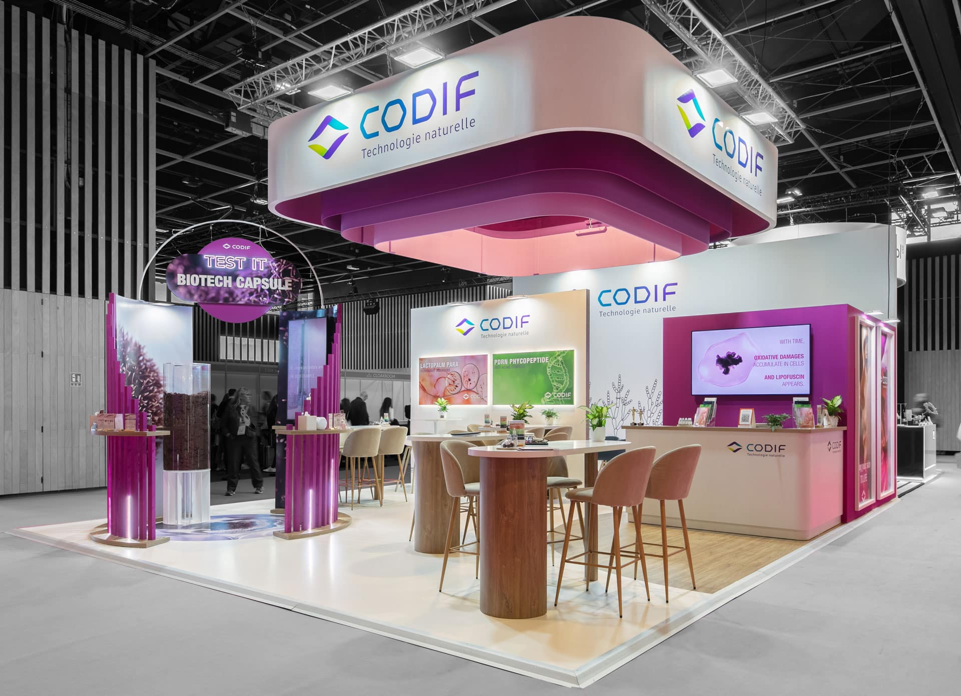 Vue de côté du stand sur-mesure Codif au salon Incosmetics 2026.
