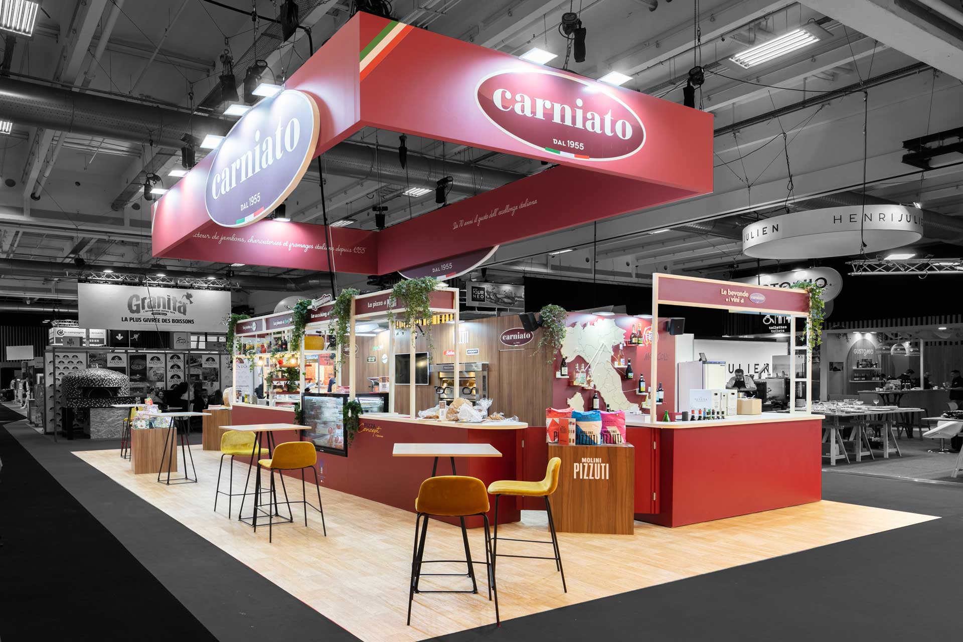 Vue de côté du stand sur-mesure Carniato au salon Parizza 2026.