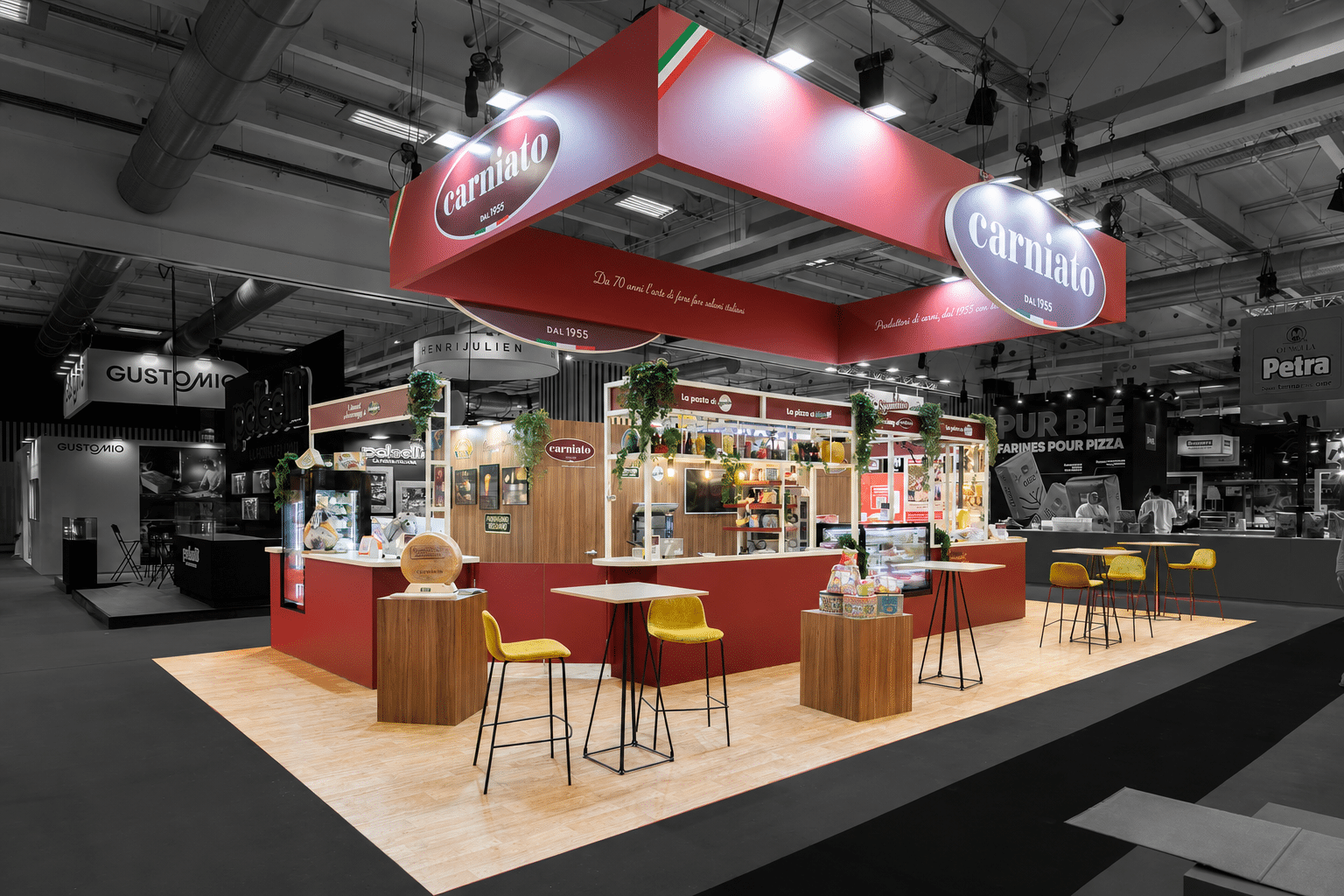 Vue de côté du stand sur-mesure Carniato au salon Parizza 2026.