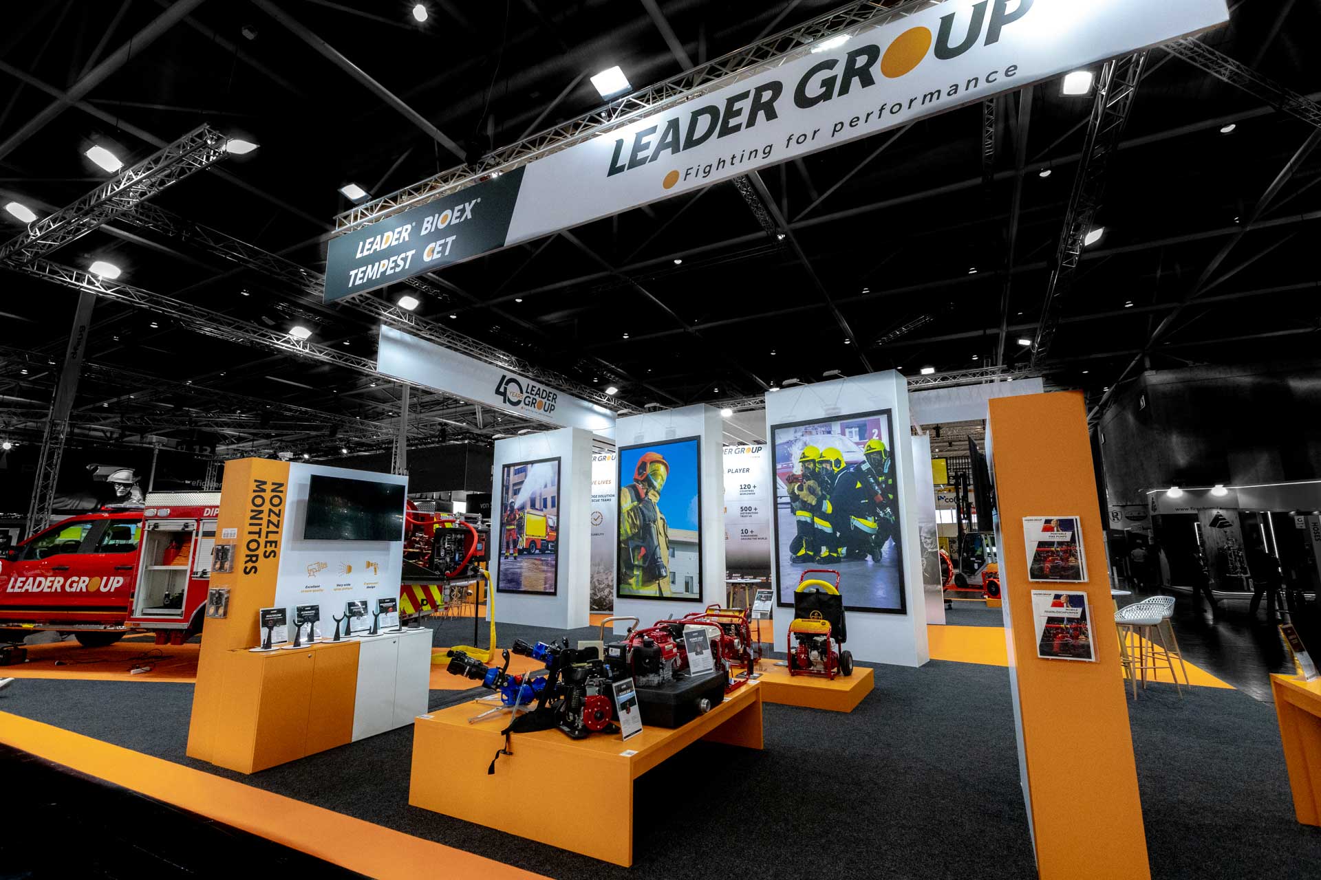 Vue de côté du stand sur-mesure Leader Group au salon Interschutz 2026.